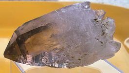 Quarz Doppelender. Eine Spitze Rauchquarz eine Amethyst