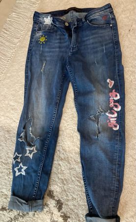 Jeans mit Druck und Rissen an Knie. Trendy Gr.36