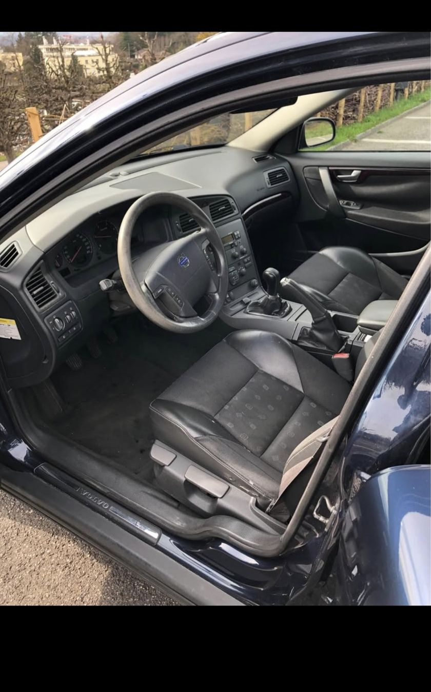Volvo Autos: Volvo V70 D5 – D'occasion à Cugy VD par feu_yk9l 4