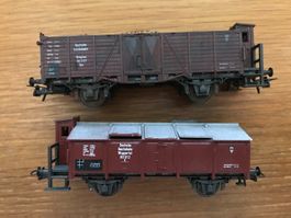 2x Roco DR Güterwagen mit Bremserhaus