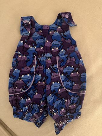 Baby Strampler mit Froschmuster Grösse 74 guter Zustand