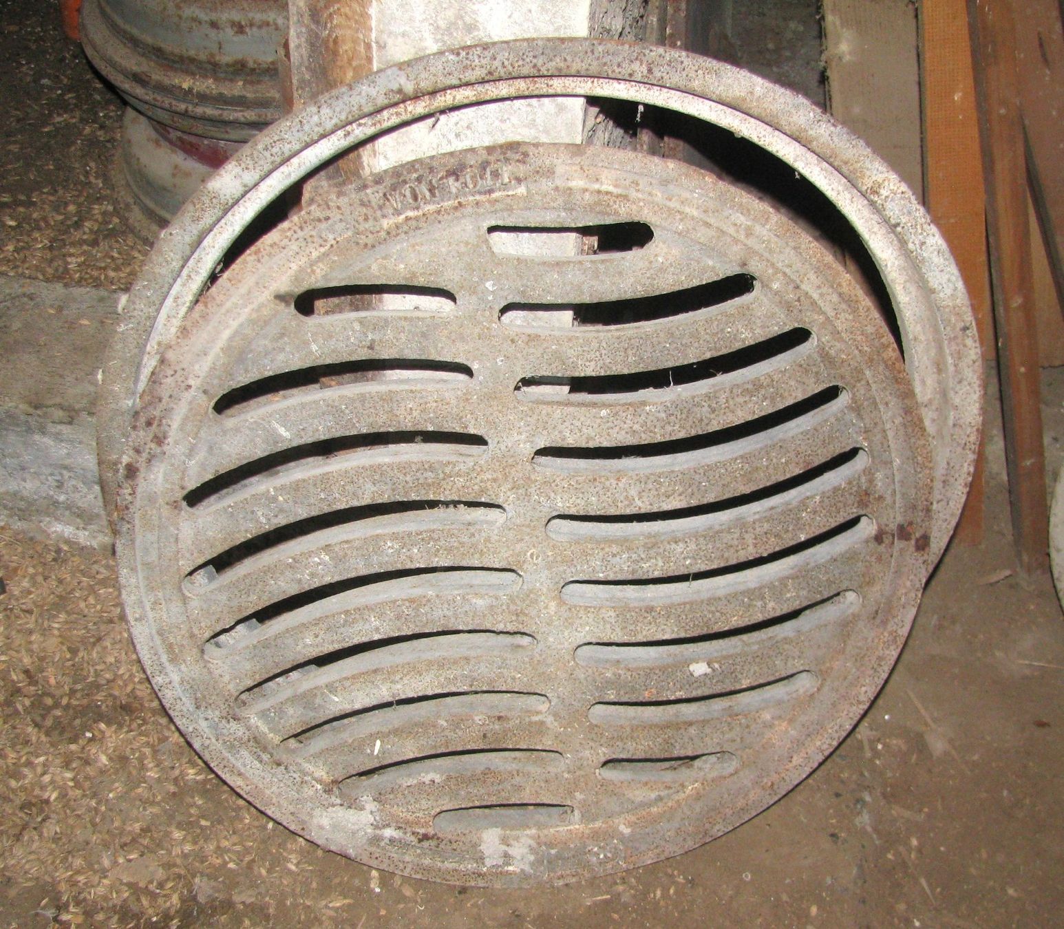 Altri materiali per l'edilizia: Guss-Schachtdeckel mit Rahmen – Usato da Schöftland venduto da mioplus