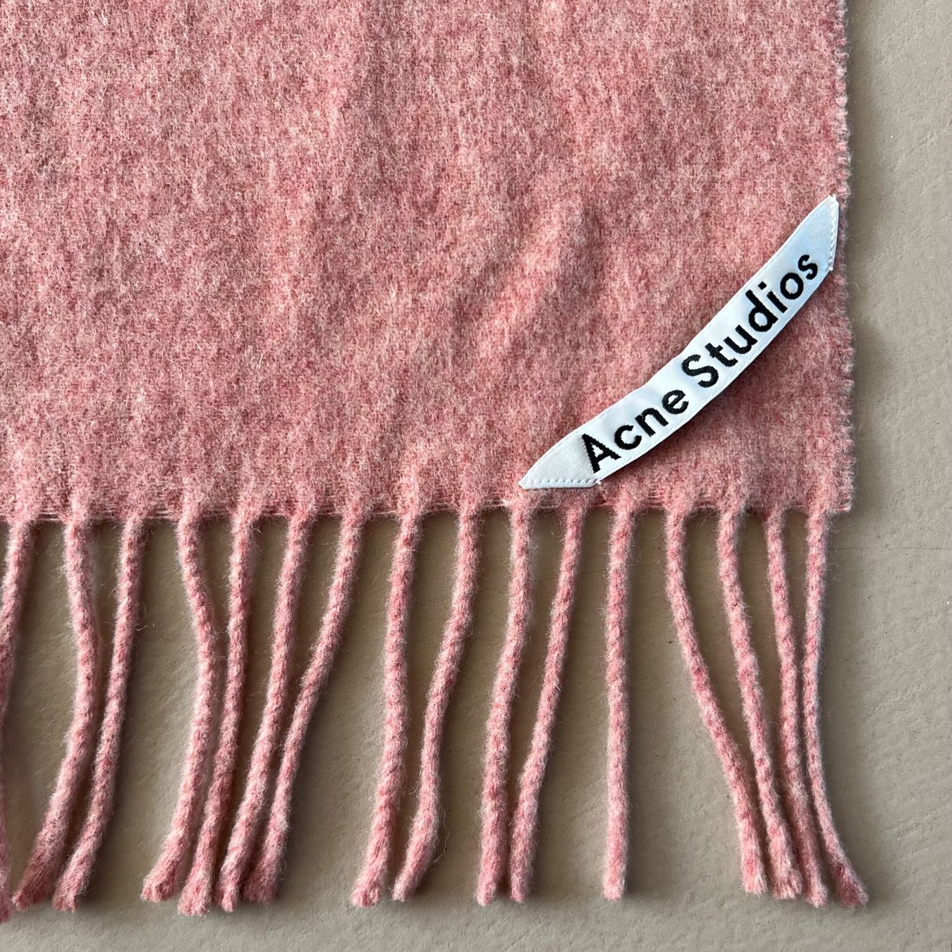 Acne Studios Foulards & écharpes: ACNE STUDIOS Schal 💗 – D'occasion à Zürich par ClosetQueen 7