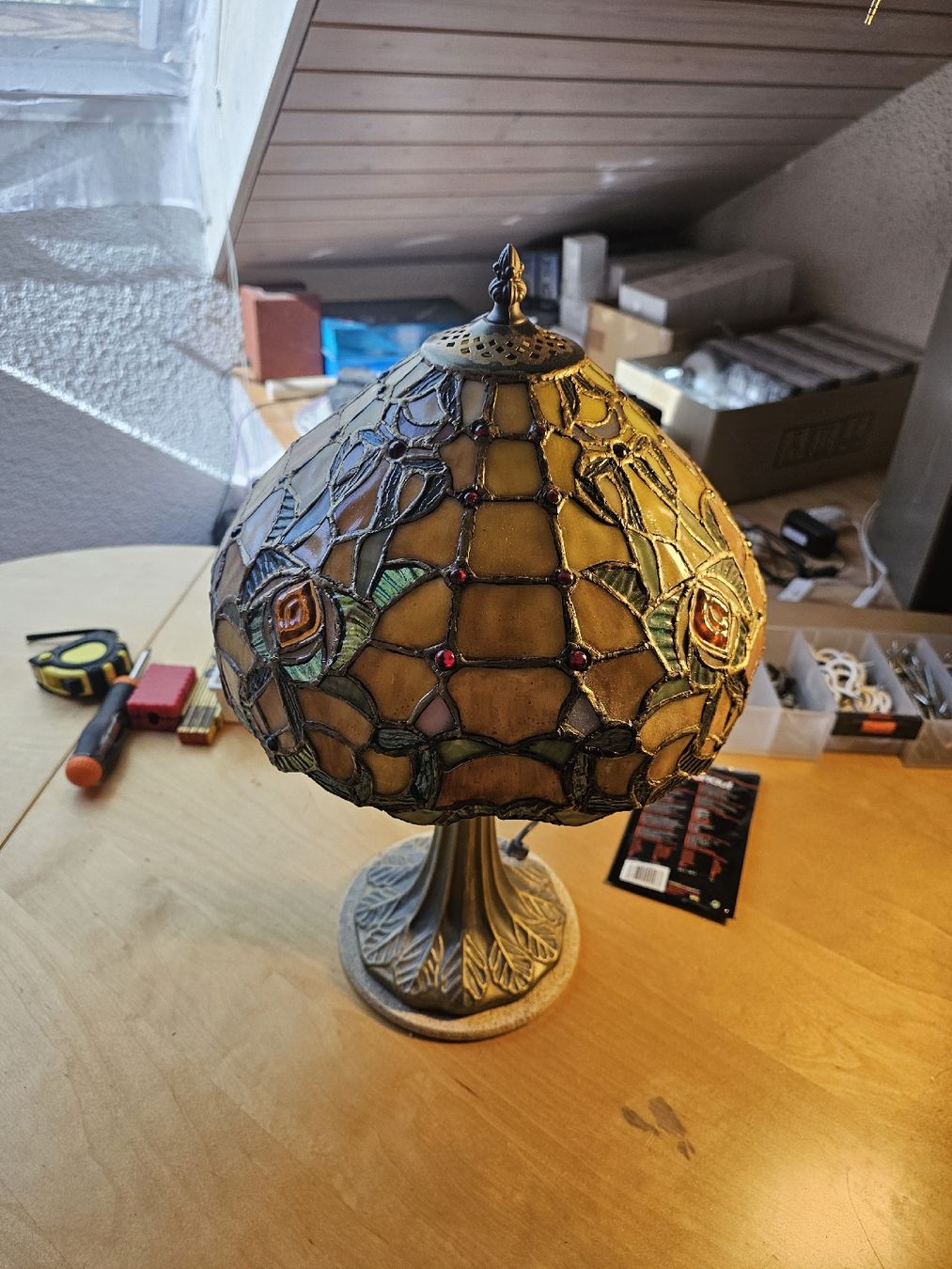 Tiffany & Co. Lampade: Tiffany Lampe mit Messing Fuss – Usato da Tägerwilen venduto da rmaerk