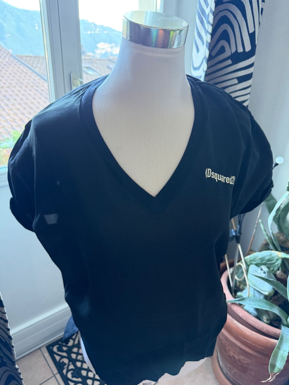 Dsquared2 T-shirt: Maglietta nera Dsquared2, stile casual e alla moda! – Usato da Melide venduto da fashiono5 4