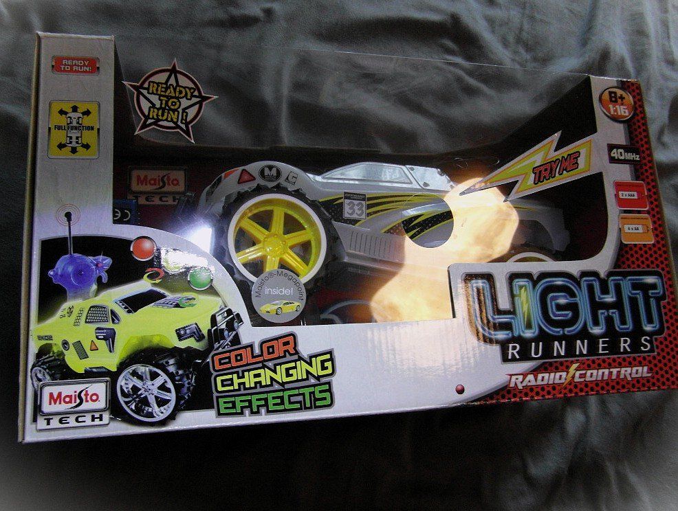 Maisto Giocattoli: 40 MHz RC Auto "Light Runners" mit Licht-Effekten, NEU – Nuovo e nell'imballaggio originale da Lengnau BE venduto da Lanthemann 1