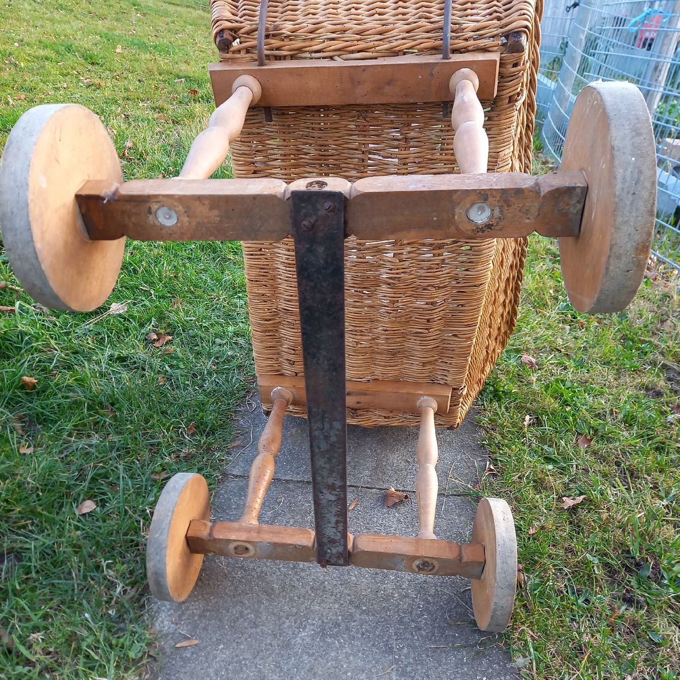 Culle: Antiker Stubenwagen mit Holzräder – Usato da Galgenen venduto da Allerlei8854 6