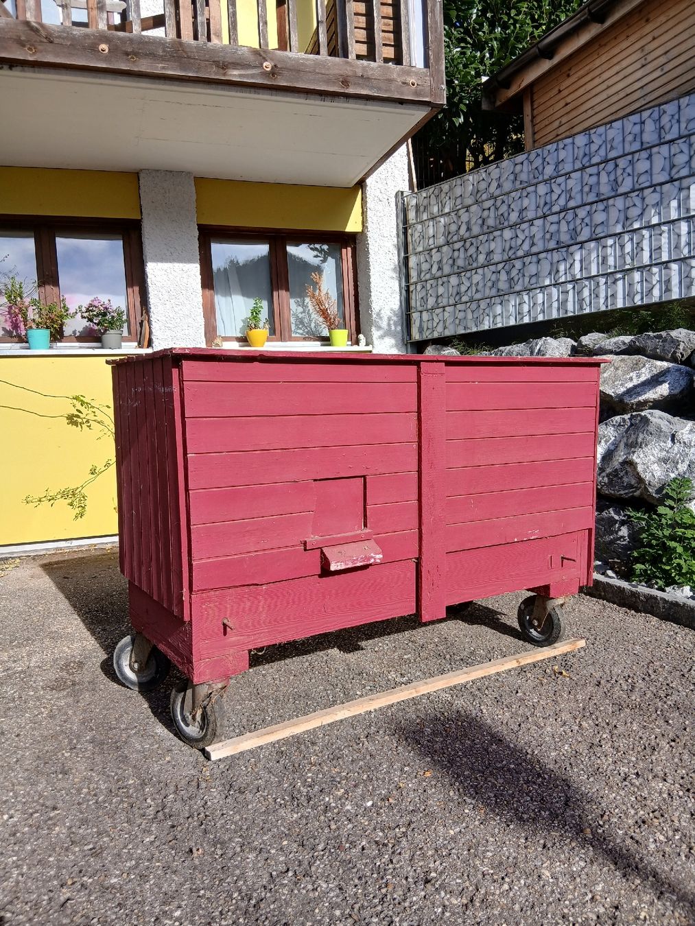 Käfige, Transport & Sicherheit: Stall mit grossen Rädern. – Gebraucht aus Gähwil von stilli11 1
