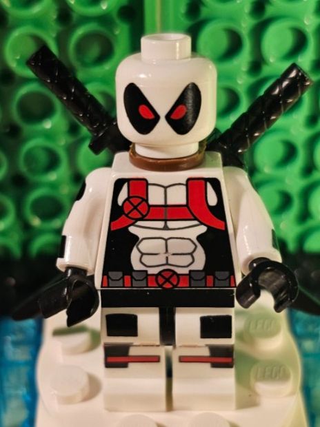Marvel Figuren: Custom Deadpool Figur weiss (Nicht LEGO) Marvel – Gebraucht aus Oberuzwil von Peppi56