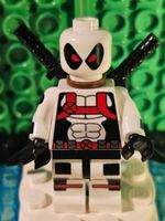 Lego Minifigur Deadpool mit Schwertern, Marvel