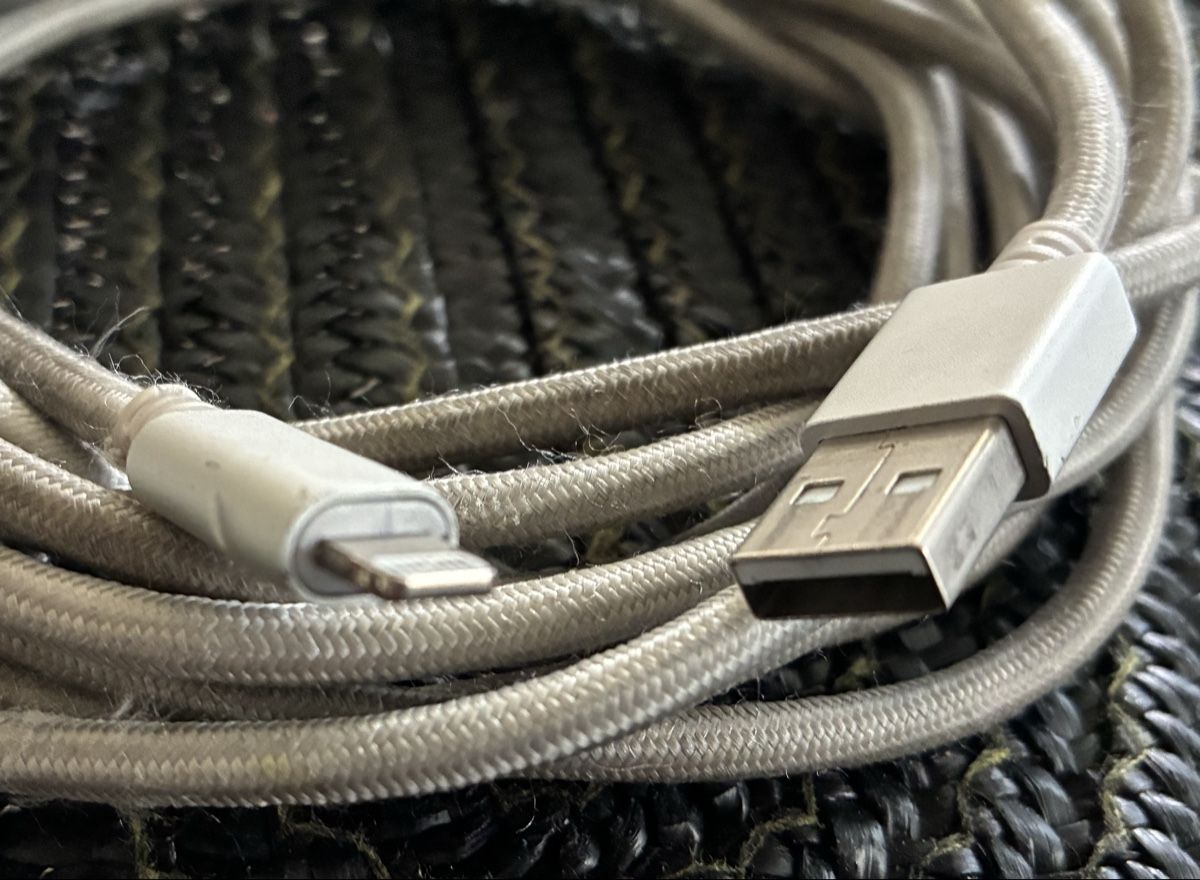 Cavi: I-Phone Ladekabel 300 cm mit Lightning Stecker – Usato da Oberrüti venduto da Jomaru 1