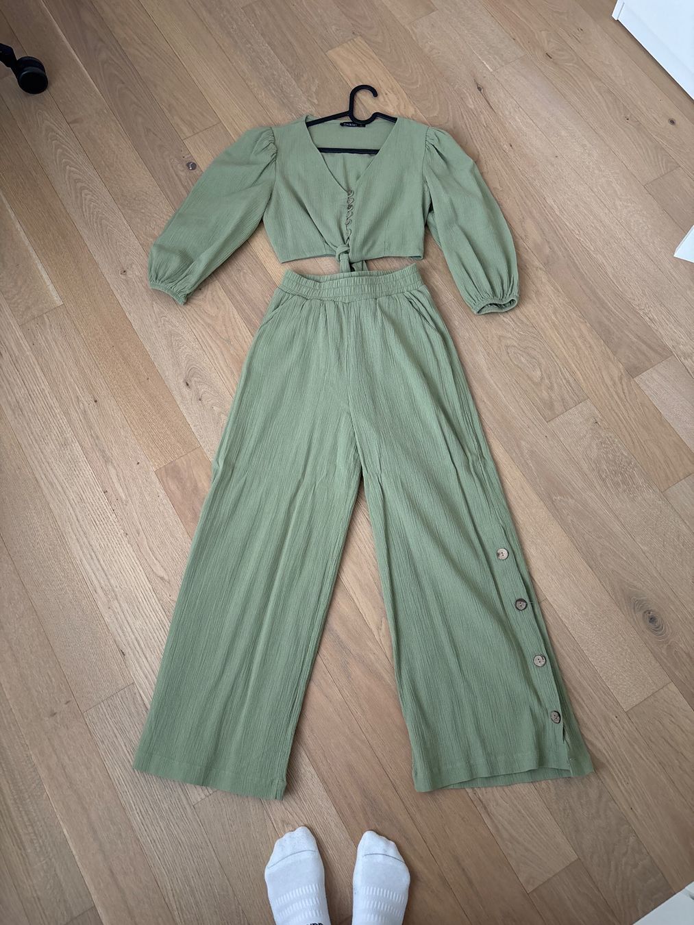 Lotti di vestiti: Grünes Set bestehend aus Top & Hose – Usato da Tübach venduto da AldinaHuskic 2