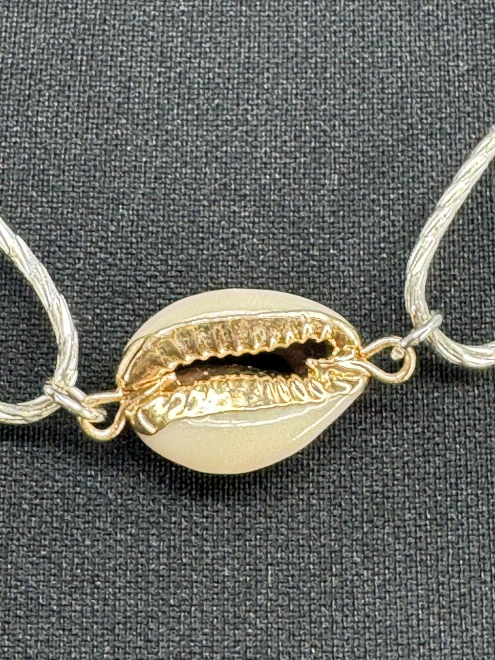 Ketten: Collier argenté avec coquillage doré – Gebraucht aus Lausanne von PlusValue_Lausanne 1