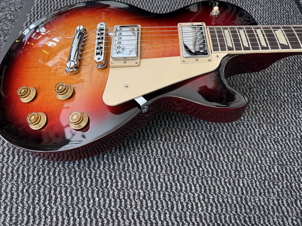 Strumenti musicali: Gibson Exclusive Les Paul Studio Figured Tri Burst  – Usato da Morges venduto da GvnMusic 5