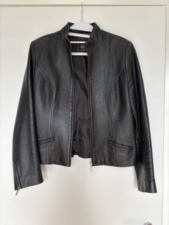 Schwarze Bikerjacke Leder minimalistisch XS S zip