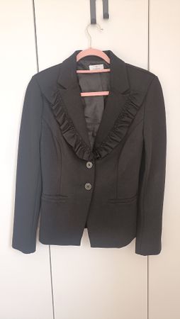 Giacca nera elegante con volant Motivi