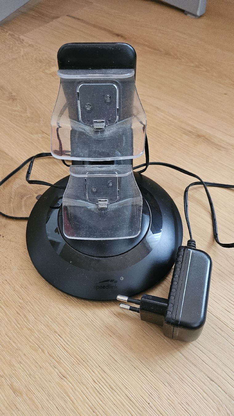 Adapter & Kabel: Ladestation für PS4 Controller – Gebraucht aus Buchs SG von Tscherfi