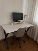 Schreibtisch mit X-Form Metallfüsse