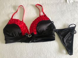 schwarzer BH mit roten Rüschen inkl. String - Gr. S