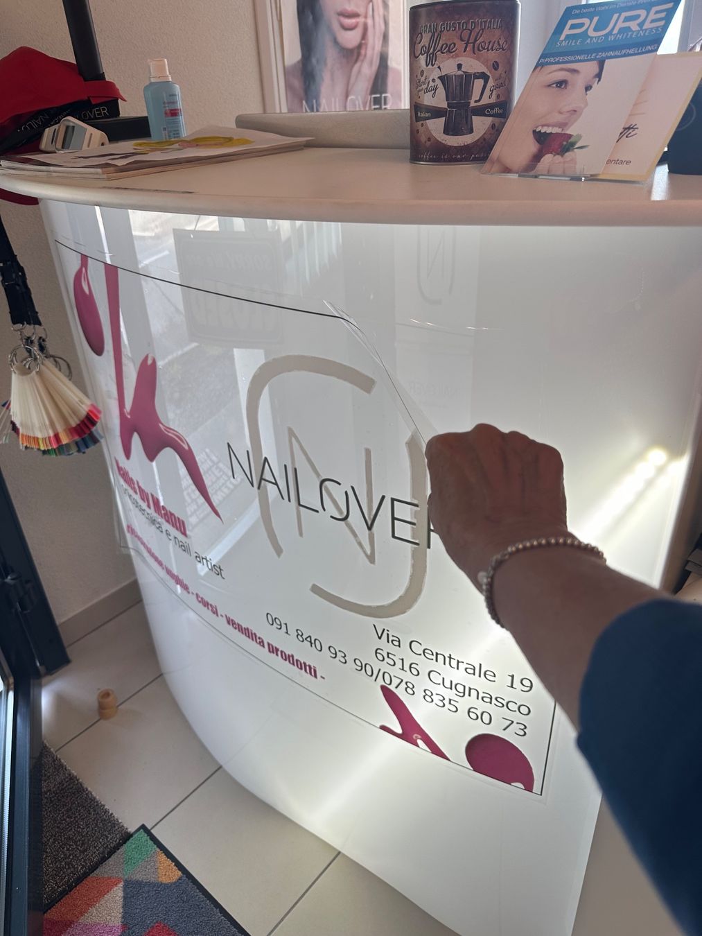 Allestimento di negozi e stand fieristici: Reception – Usato da Agarone venduto da HappyNails 2