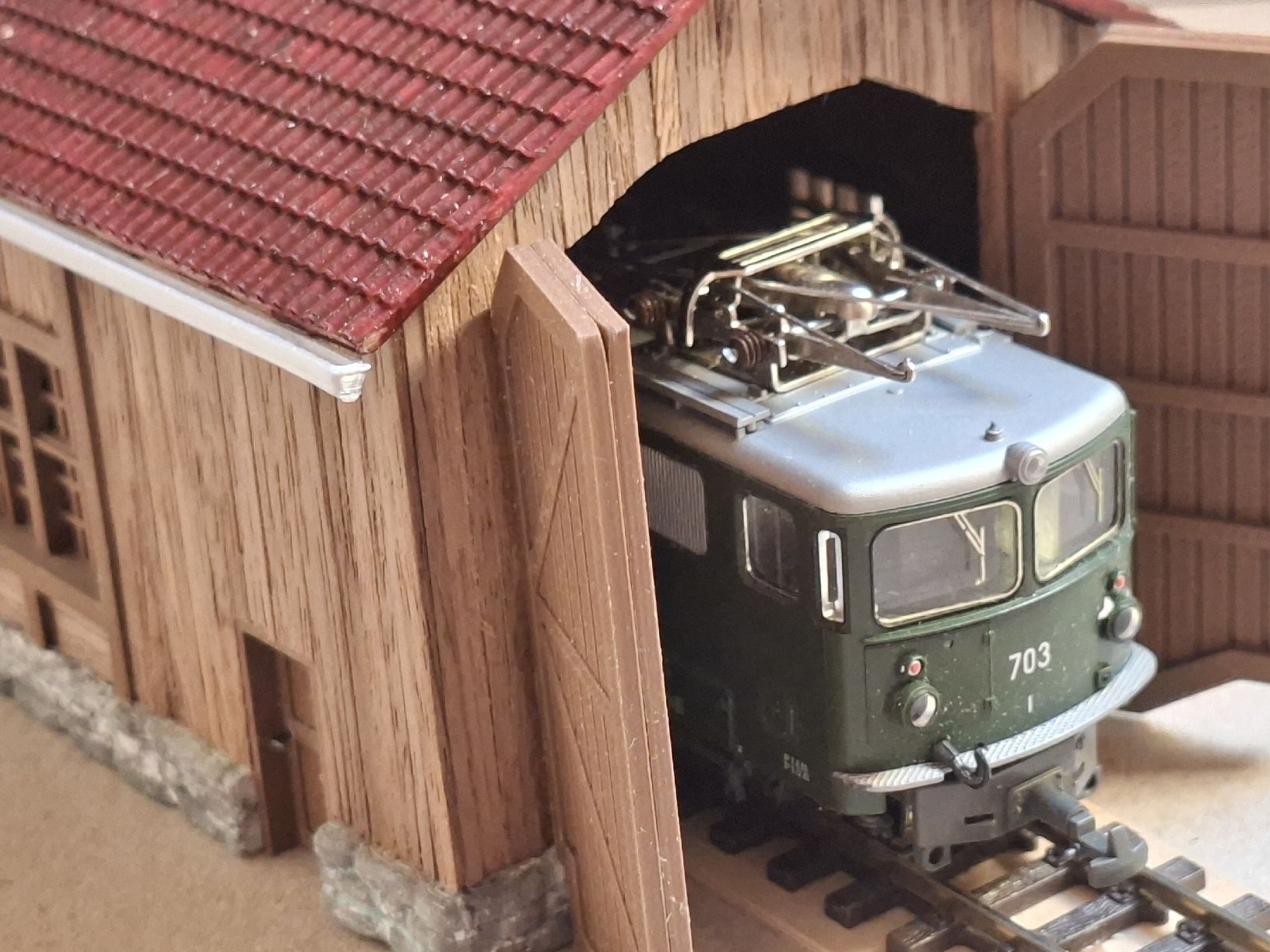 Modellini di ferrovie: Lokschuppen dunkles Holz – Nuovo (secondo la descrizione) da Weisslingen venduto da Moco_mexiko