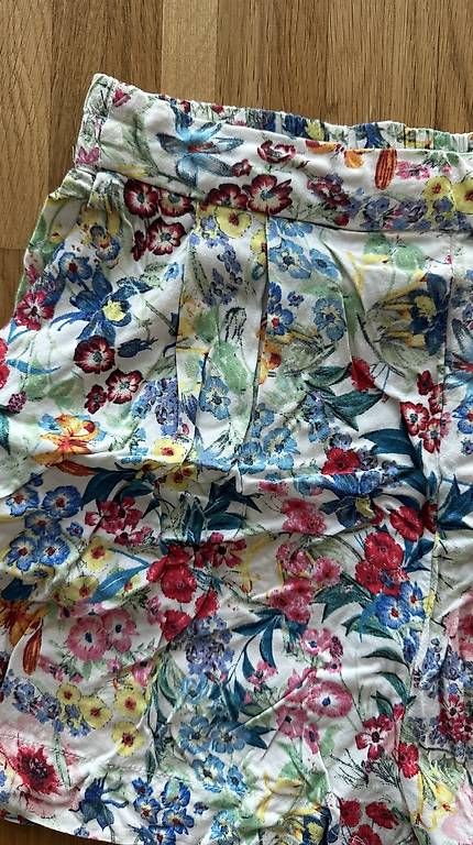 Pantaloni: Kurze Hose mit Blumenmuster Gr. 34 – Usato da Basel venduto da R__Mueller 2