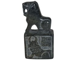 Steinfigur Raubkatze mit Verzierung, auf Sockel