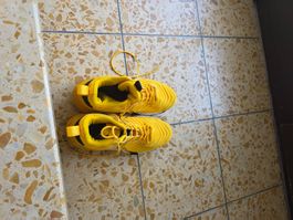 Gelbe Laufschuhe grösse 44 kaum getragen nur in der Halle