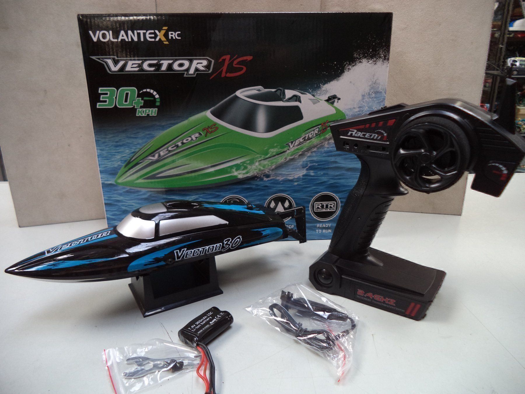 Modellismo RC: Brushed Rennboot Vector 30, RTR-Set – Nuovo e nell'imballaggio originale da Rieden AG venduto da Wirth03