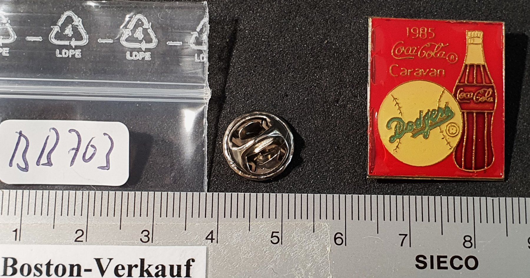 Plaketten & Abzeichen: BB703 - Pin Coca Cola Coke Flasche 1985 Caravan Dodgers – Gebraucht aus Reinach BL von Boston-Verkauf 1