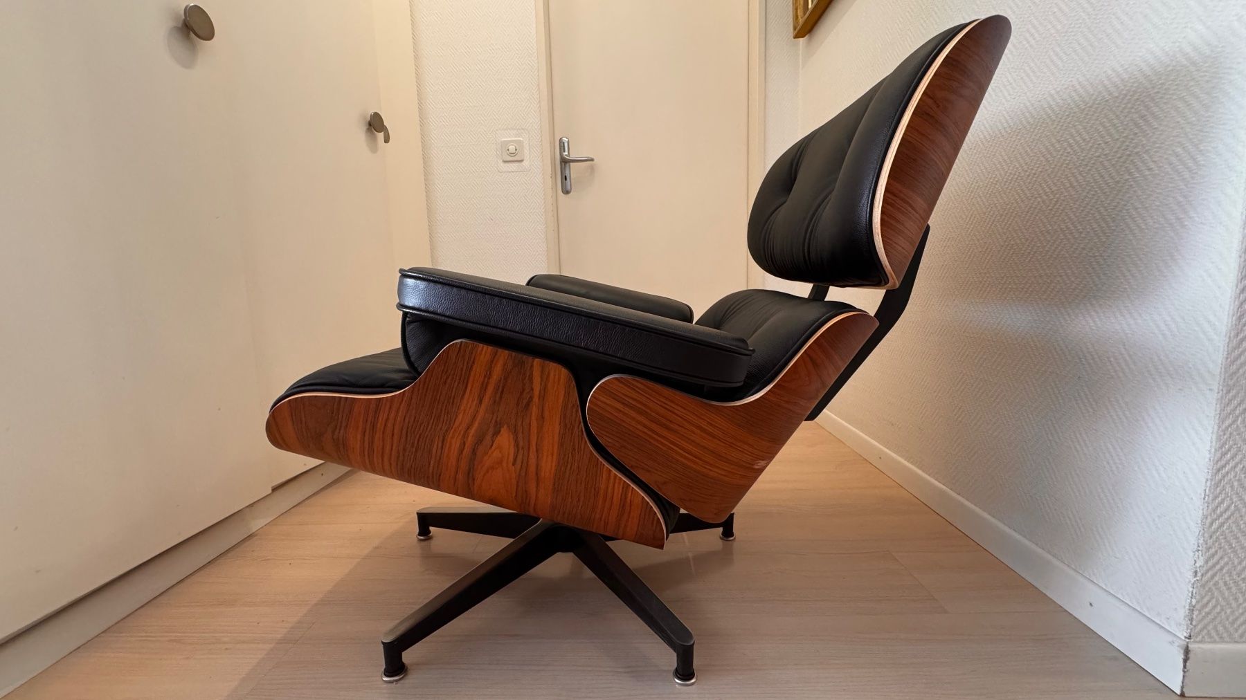 Sessel: Design-Sessel mit Hocker (Replica) – Gebraucht aus Oetwil an der Limmat von dan_mariner