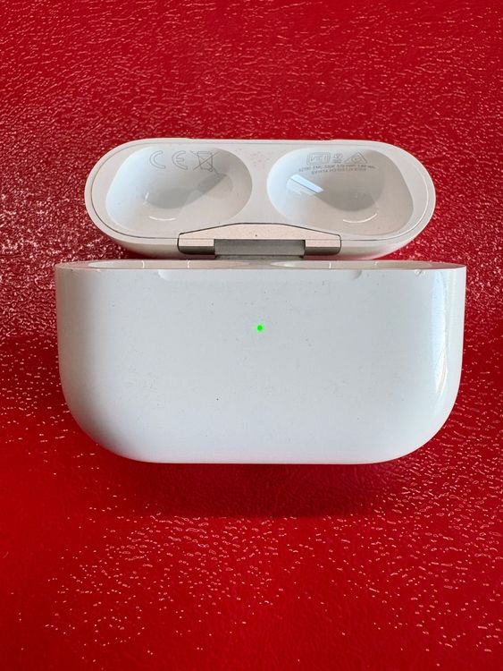 Apple AirPods Pro 1 charging case. 2