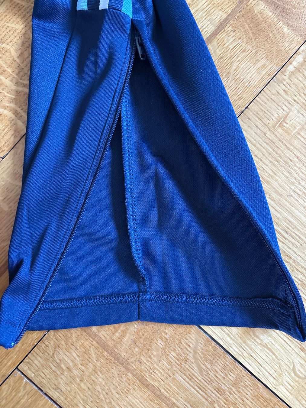 Completi: Trainingsanzug 2 teilig Adidas Gr. 140 – Nuovo (secondo la descrizione) da Genève venduto da Livsonman 3