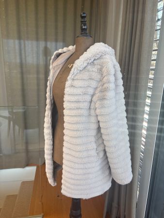 Grau/weisser Pelzmantel (Faux Fur) mit Kapuze