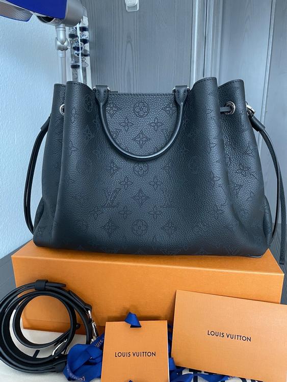 LOUIS VUITTON Femme Mahina Bella Tote en Cuir en Bleu