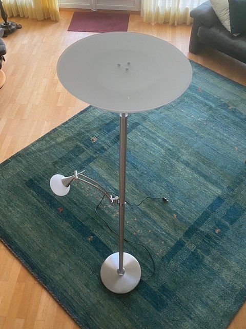 Lampade: Robuste und elegante Stehlampe mit zwei Lichtquellen – Usato da Stettlen venduto da Hansj