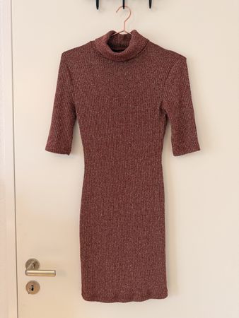 BURGUNDERROTES STRICKKLEID / Gr. 36