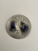 Broche vintage en métal argent et pierres bleues rares