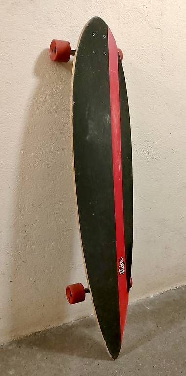 Skateboards: Longboard rouge et noir  – Gebraucht aus Renens VD von lptvs_22