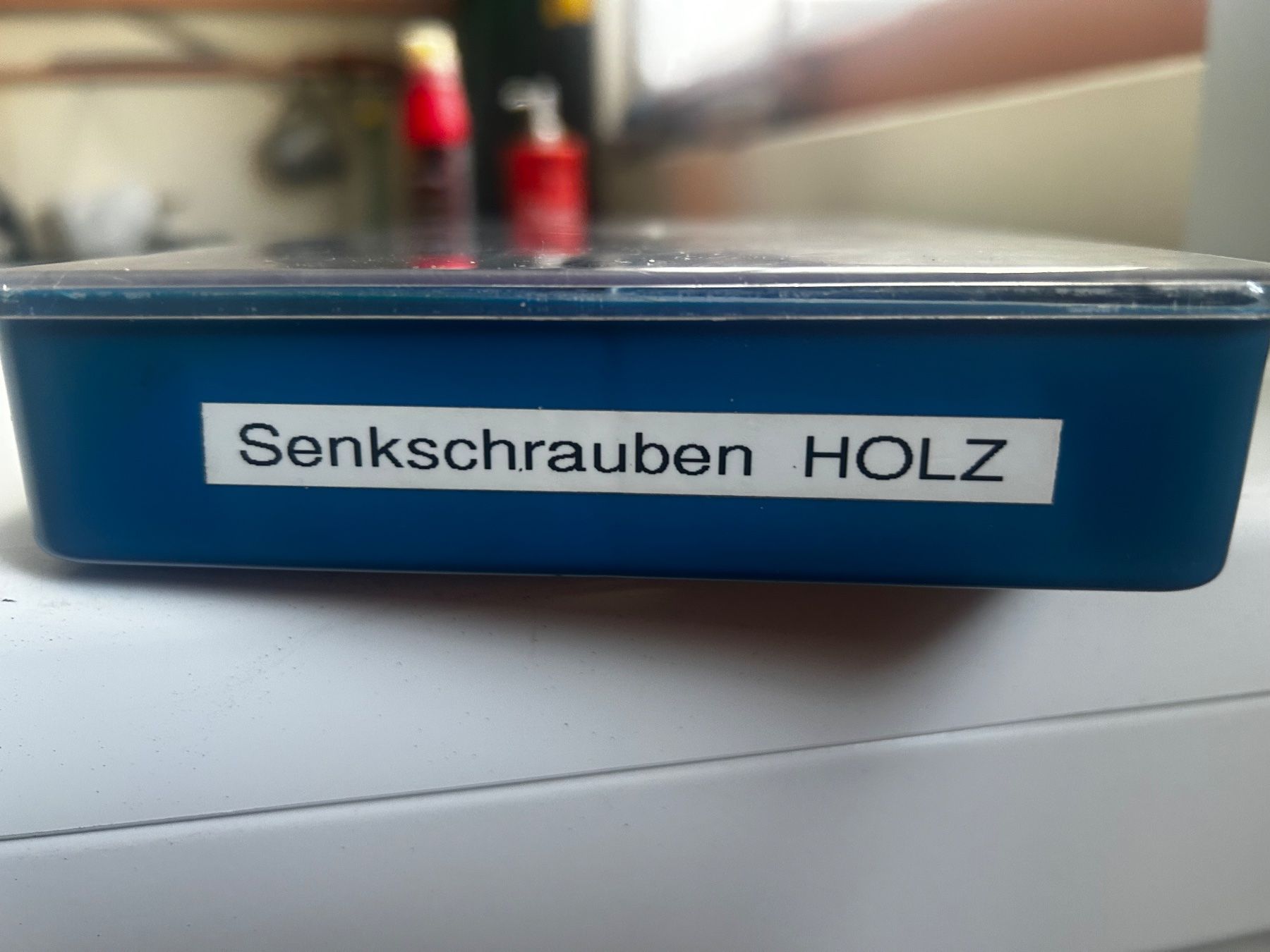 Tous les outils: Schraubenbox mit Senkholzschrauben – D'occasion à Grosshöchstetten par Frabz