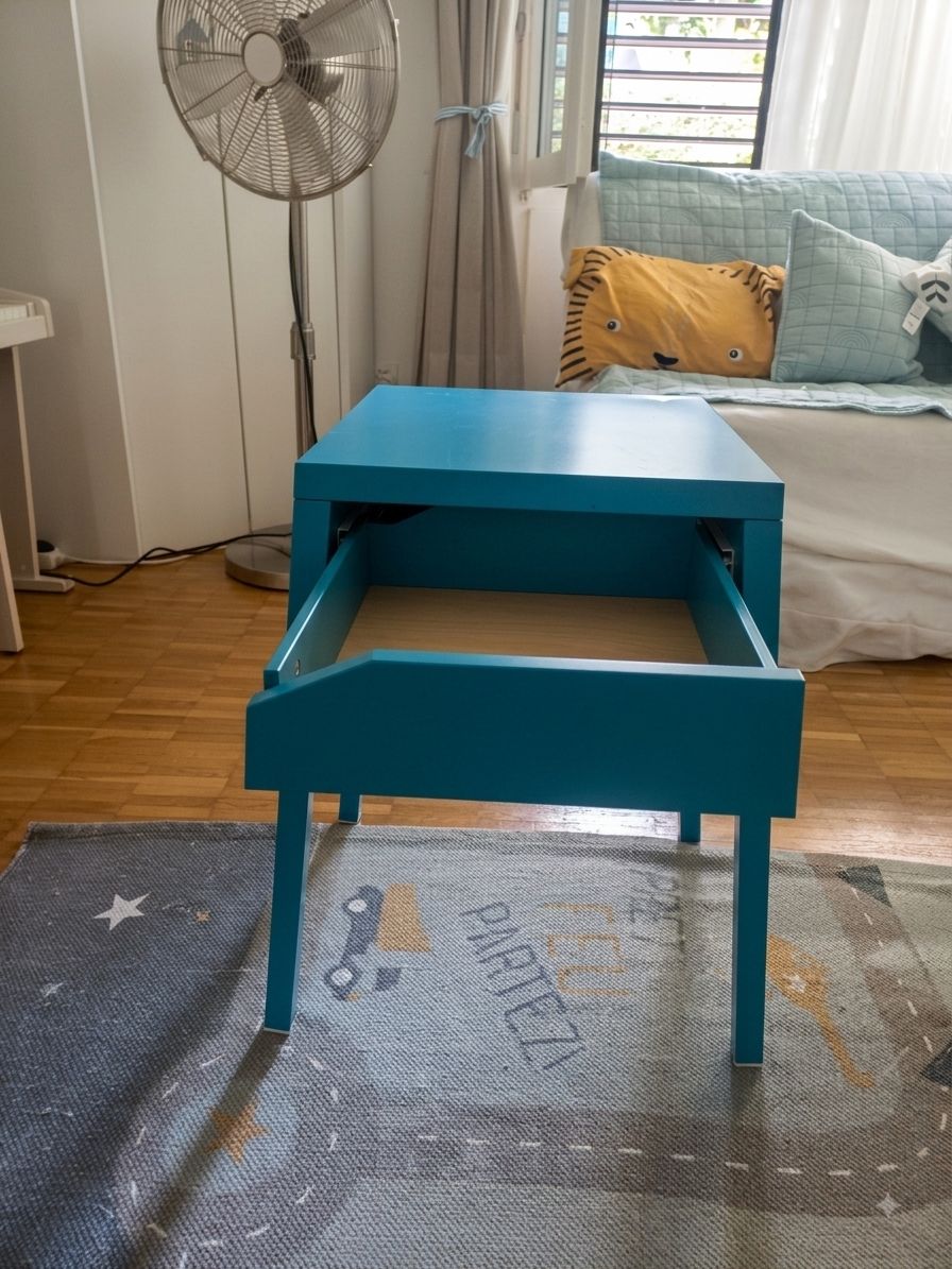 Comodini: Blue Side Table with Drawer good condition – Usato da Zürich venduto da Margarida_123