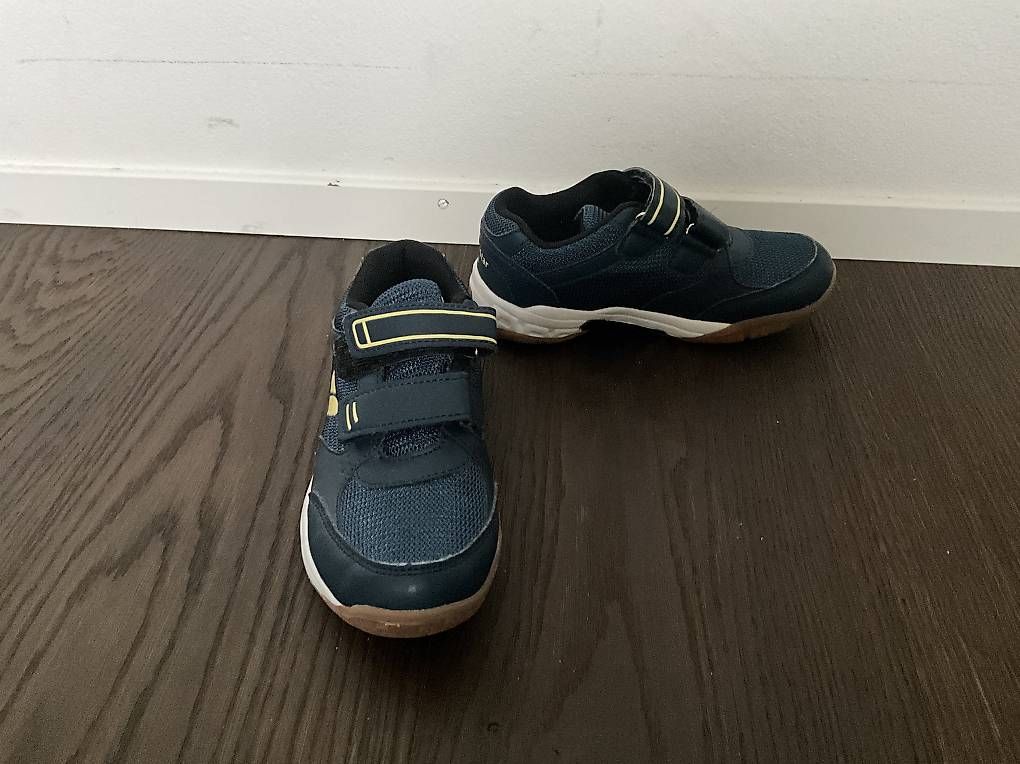 Chaussures garçon: Hallenschuhe Kinder Gr. 29 – D'occasion à Schwarzenburg par Franzyska