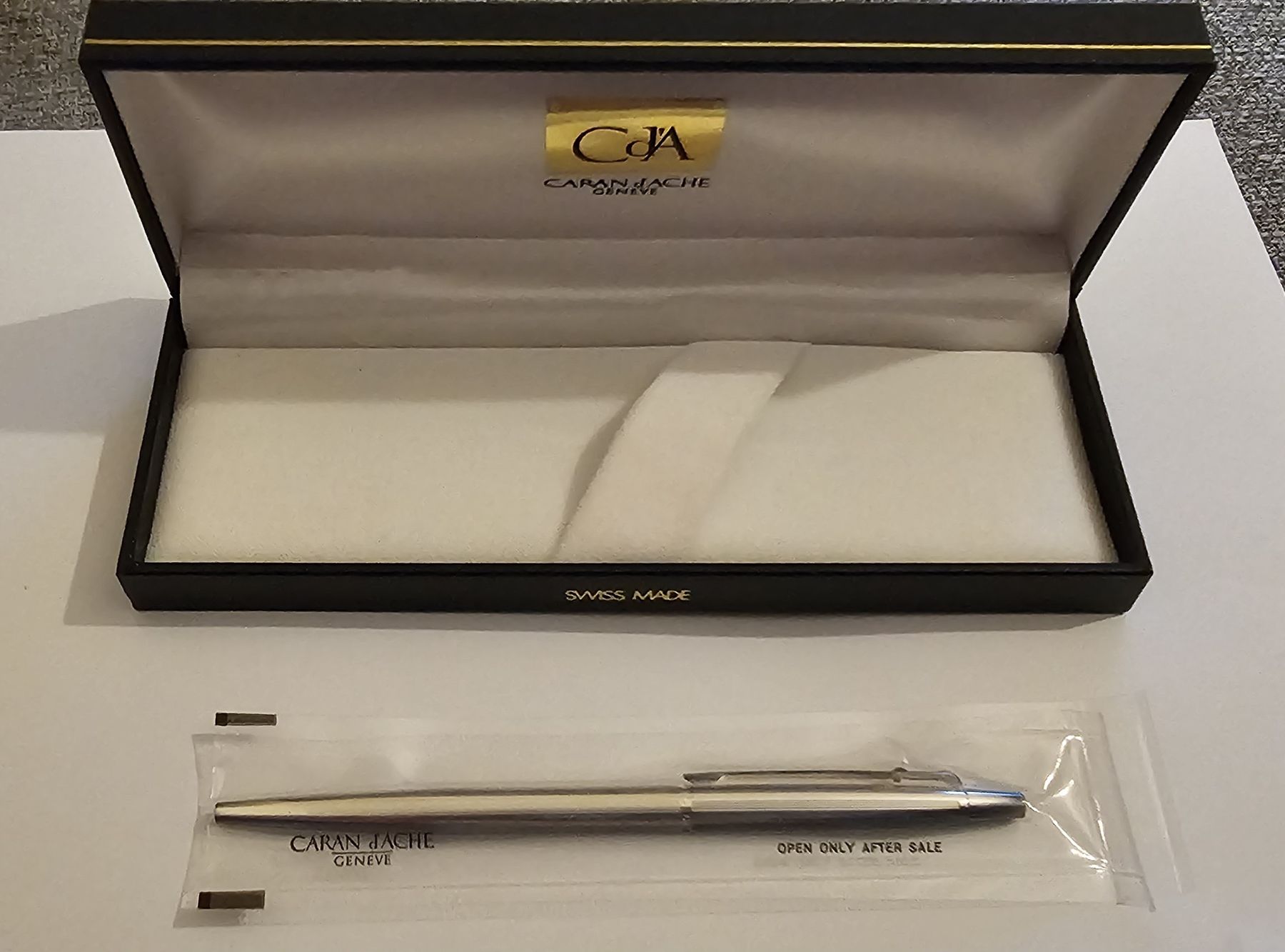 Stylo Caran d'Ache argenté neuf dans son coffret luxe. (Neuf avec ...