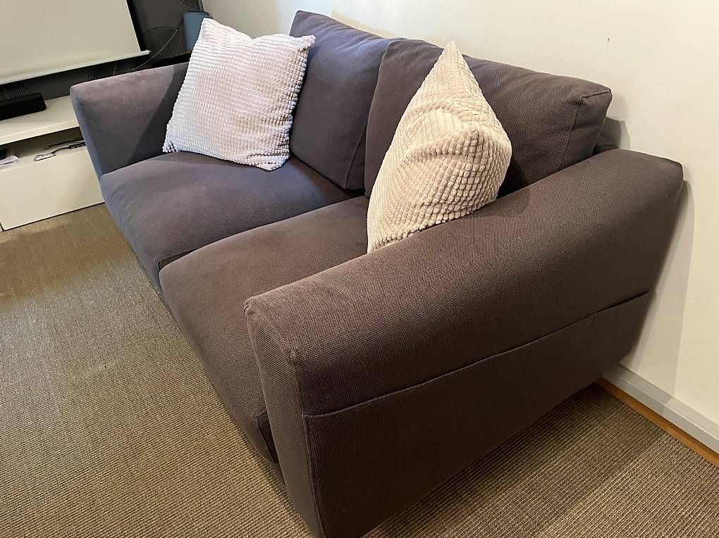 Sofas: Zu verkaufen 2er sofa grau / anthrazit – D'occasion à Mont-sur-Rolle par Overdome 1