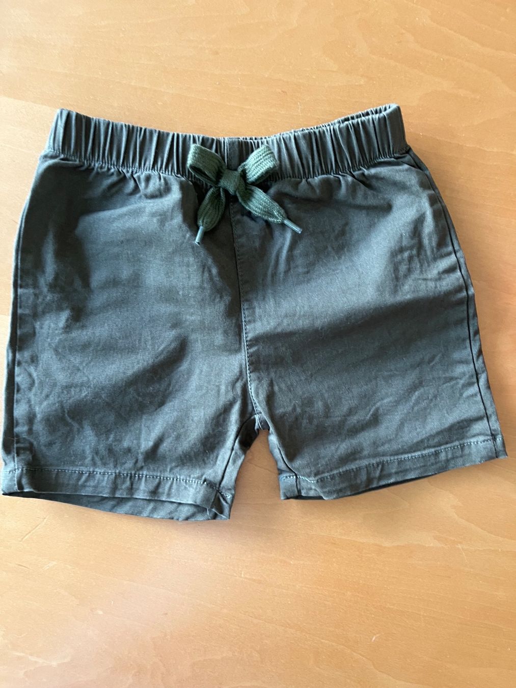 H&M Pantaloni: Stoffshorts olivegrün – Usato da Ziefen venduto da Madame1982