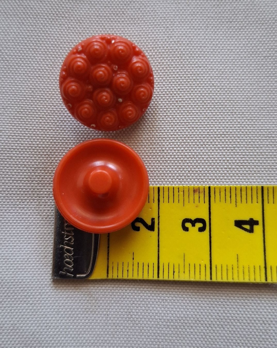 Bottoni: 2 orange-rote Glasknöpfe mit Blumenmuster, 18 mm. – Usato da Dietikon venduto da Hirschkopf 4