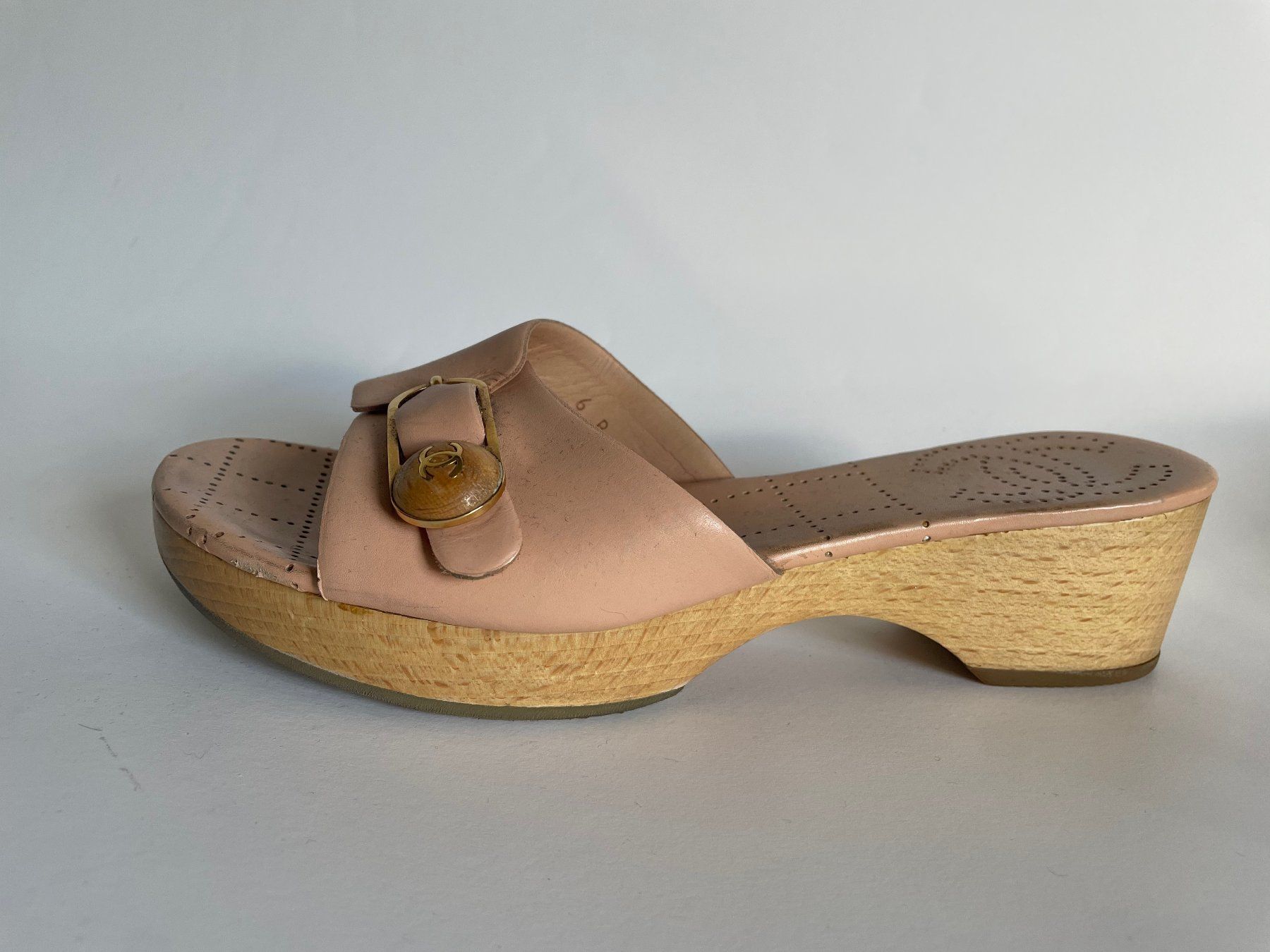 Chanel Scarpe da donna: CHANEL Holz Plateau Pantolette, Gr.36 – Usato da Zürich venduto da Caro55 3