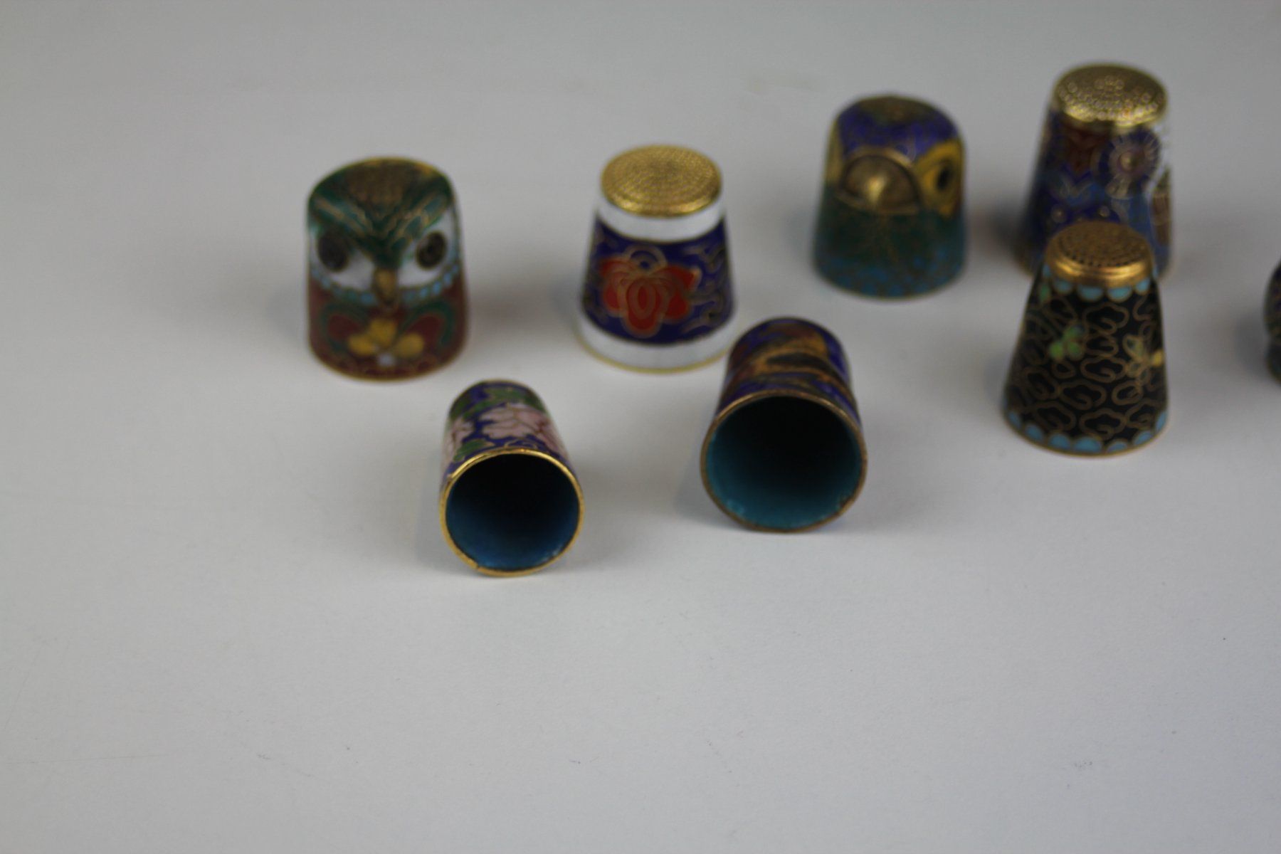 Ditali: 8 Fingerhüte Cloisonné Email Sammlung – Usato da Basel venduto da IRMAundFRED 4