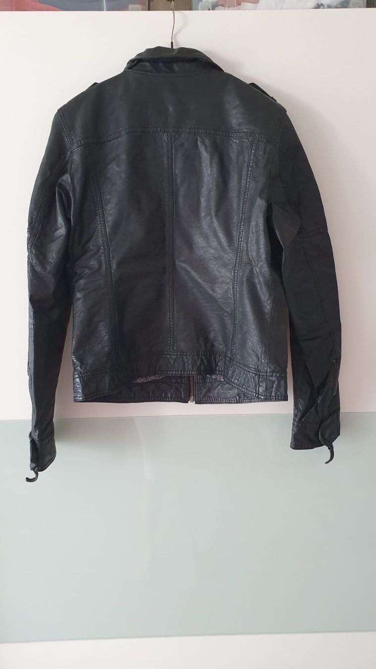 Giacche: Schwarze Lederjacke Gr. M mit Nieten – Usato da Uster venduto da Chrivo 1