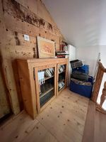 Vitrinenschränkli aus Massivholz mit zwei Glastüren